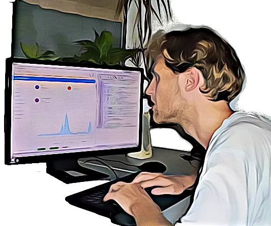 Gambio Programmierer Dominik Späte vor Tastatur und Monitor, auf dem ein Gambio-Adminmenü zu sehen ist