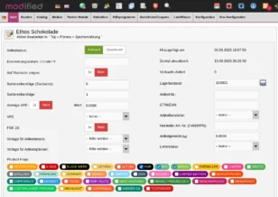 Backend-Oberfläche von modified eCommerce: Artikelbearbeitung für 'Ethos Schokolade' mit Feldern für Artikelstatus, Lagerbestand, Artikelnummer und zahlreichen auswählbaren Product Flags wie Restposten, X-Mas, Black Week, Bio, Vegan oder Topseller.